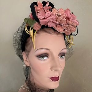 FABULOUS 1930s' BLACK STRAW TOQUE  WITH FABRIC FLOWERS AND LONG VEIL